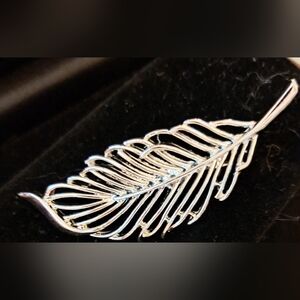Beautiful silver vintage feather pin